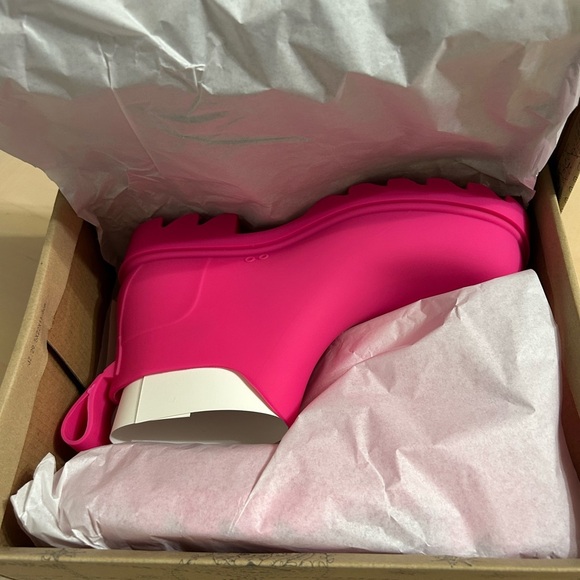 Free People High Street Rain Boots Dragon Fruit Size 6 NIB - Picture 2 of 5